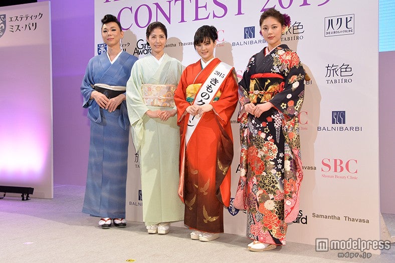 （左より）ミッツ・マングローブ、小島慶子、山田愛梨さん（クイーン）、水沢エレナ