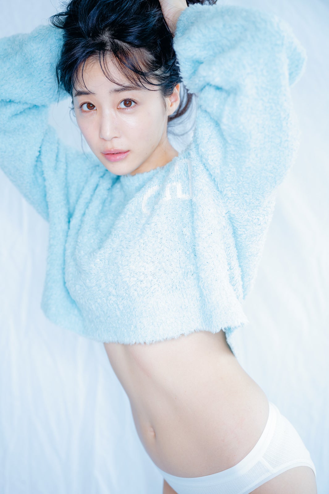 バチェラー4」休井美郷、体脂肪12％落した美腹筋・すっぴん披露 写真集