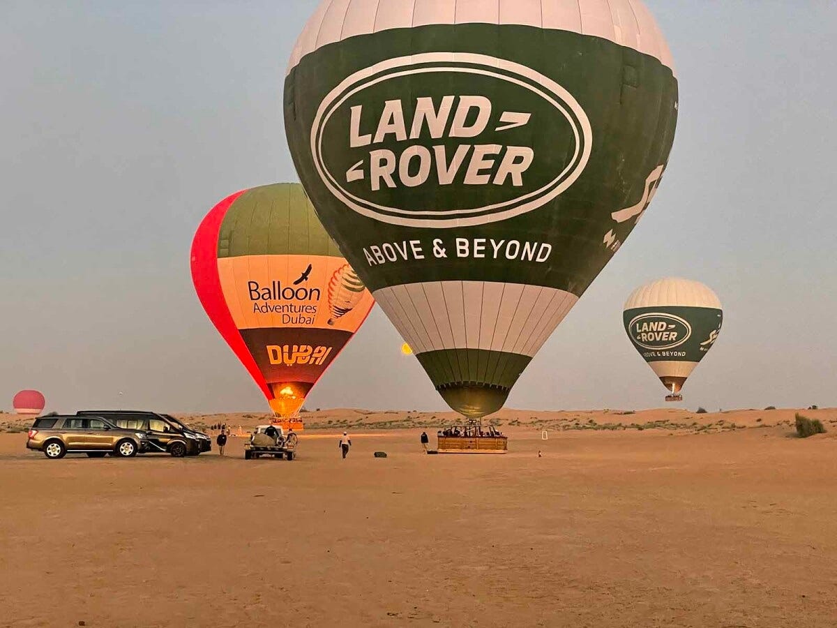 車よりずっと大きな気球がふくらんでいく様子は圧巻！