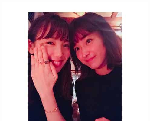 飯豊まりえ、平祐奈の20歳バースデーを祝福 “掟”に従い「炭酸で乾杯」
