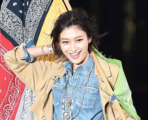 山田優、美くびれチラ見せ 旗振り回す迫力ステージ<TGC2015A/W>