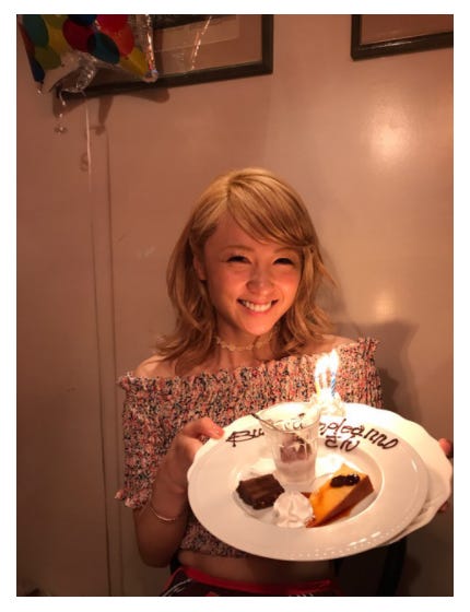 “B型会”で29歳の誕生日を祝ったAmi/薬丸裕英オフィシャルブログ(Ameba)より