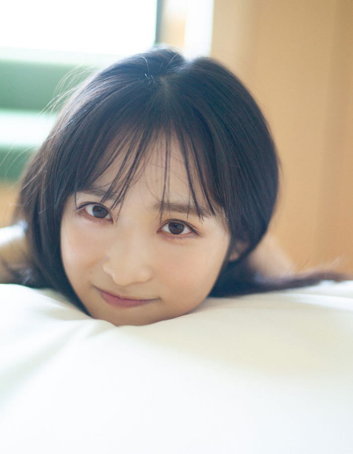 小栗有以1st写真集「君と出逢った日から」通常版カバー(C)撮影:細居幸次郎