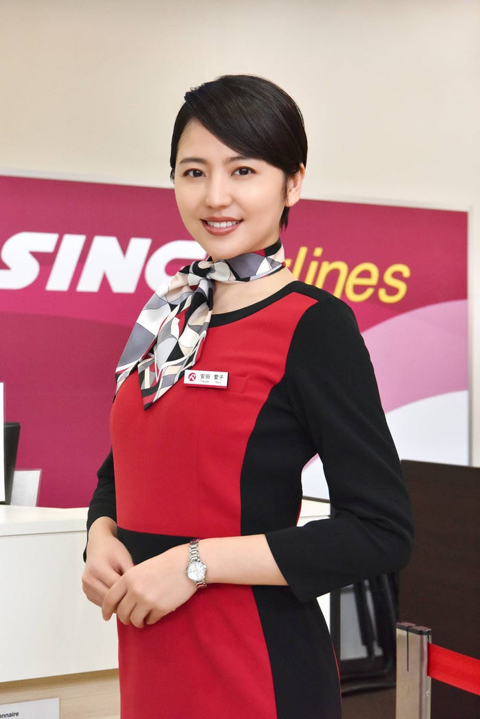 ライジングエアラインのCA安田愛子になった長澤まさみ(C)フジテレビ