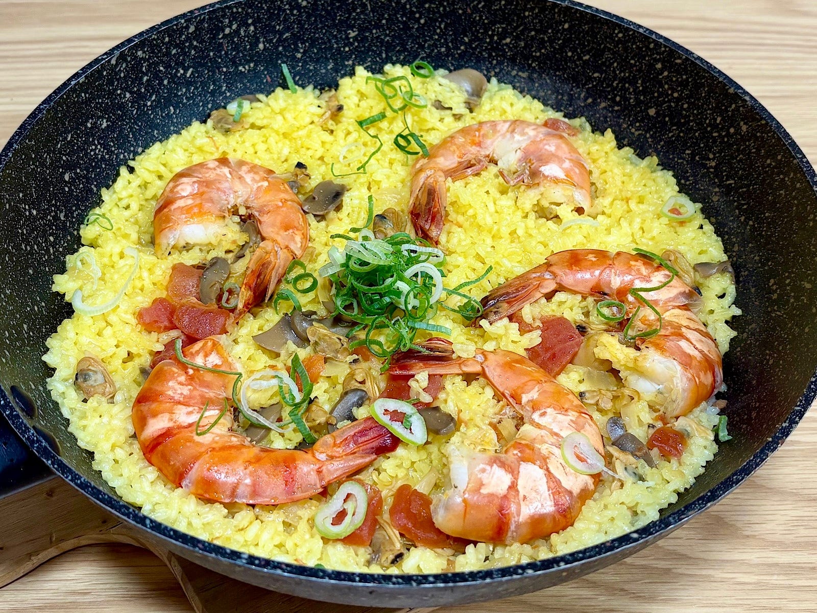 お店で食べるような本格的なパエリア。具材もたっぷり！