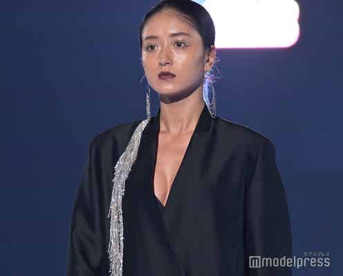 みちょぱ、美谷間チラリ クールな視線で堂々ランウェイ<TGC2023A/W>