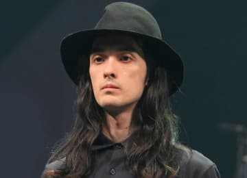 栗原類 バレエ姿すっげ…！90度開脚を公開「足がここまで上がりました」「脚長すぎ」「なんと綺麗な爪先の伸び！」