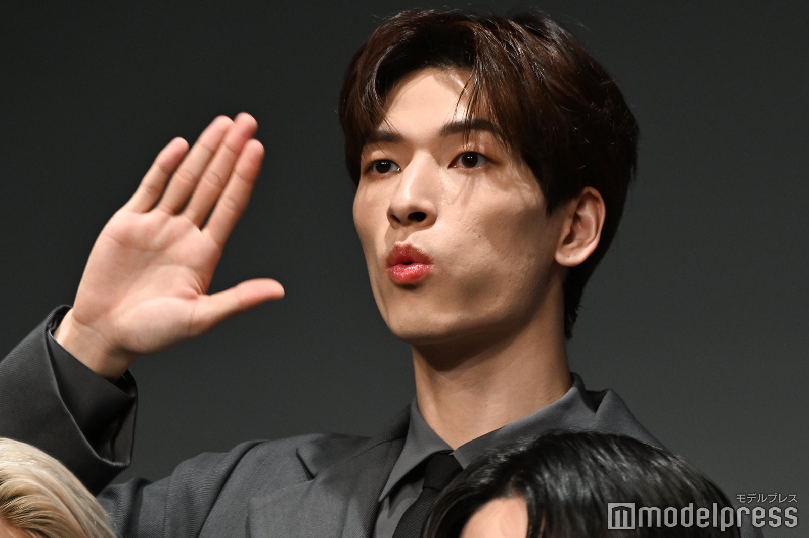 「シャッターチャンスです！」とカメラマンに親切にアピールしていた金城碧海（C）モデルプレス