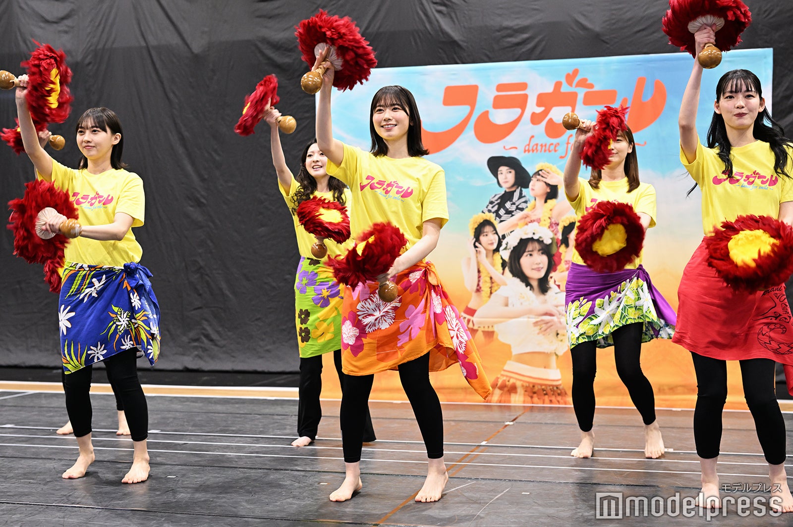 フランダンスを披露する丹生明里ら（C）モデルプレス