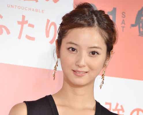 佐々木希、大人ガーリードレスでレッドカーペットに登場