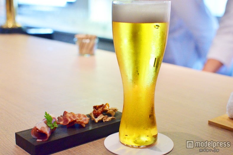 「TAKUMI」、アペタイザーは（左から）生ハムのプラム包み、多摩産ベーコン、ドライベジタブル