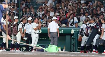 日南学園 敗戦後に異例のシーン 横浜校歌でアルプスから手拍子が沸く 一塁ベンチ前では金川監督が帽子脱いで拍手 選手全員が頭を下げて相手をたたえる