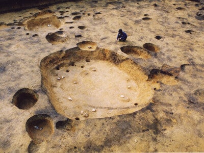 垣ノ島遺跡、墓地の中心にある合葬墓と考えられる大型土坑墓。出典：JOMON ARCHIVES（函館市教育委員会撮影）