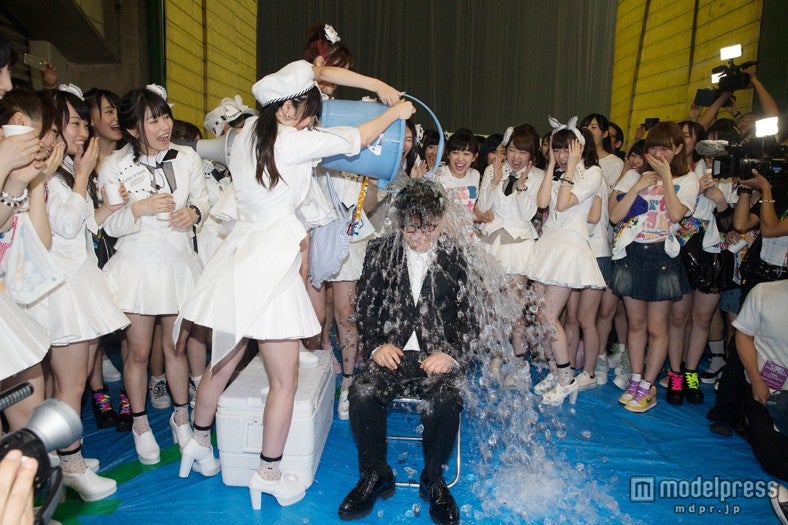 秋元康氏＆渡辺麻友が“氷水”かぶってびしょ濡れに