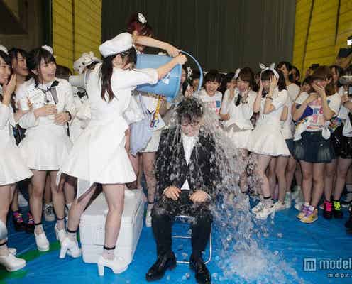 秋元康氏&渡辺麻友が“氷水”かぶってびしょ濡れに