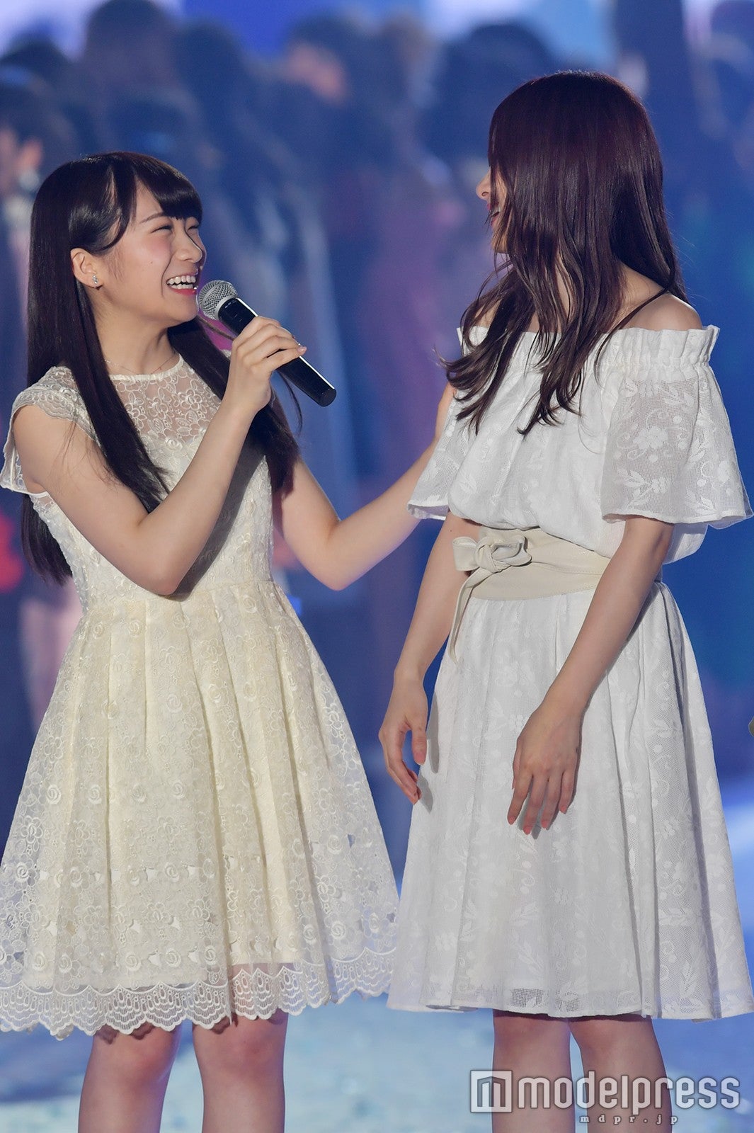 秋元真夏、白石麻衣（C）モデルプレス