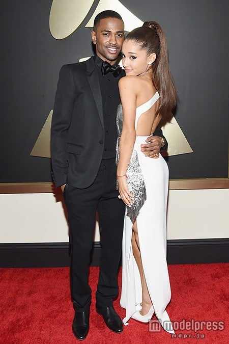 画像1 5 アリアナ グランデ 美背中大胆披露のsexyドレス 恋人とのカップルコーデも注目 グラミー賞ファッションチェック モデルプレス