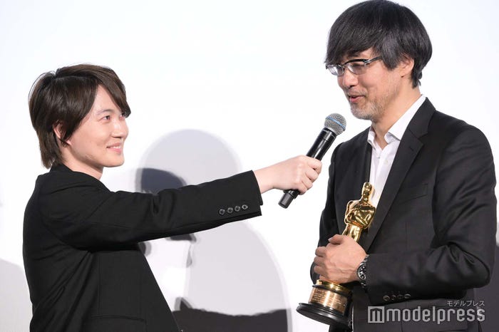 山崎貴監督にインタビューする神木隆之介(C)モデルプレス