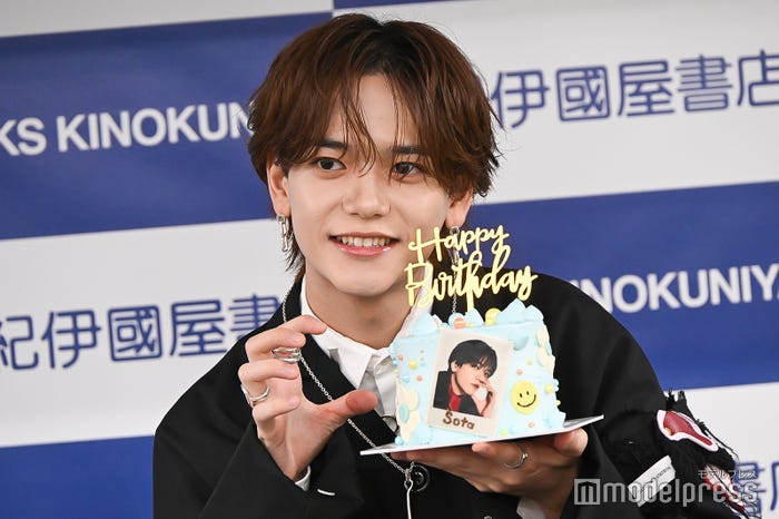 バースデーケーキを食べる風仕草の中島颯太(C)モデルプレス