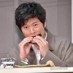 カリカリ豚肉とトマトの焼きおにぎりを頬張る田中圭（C）モデルプレス