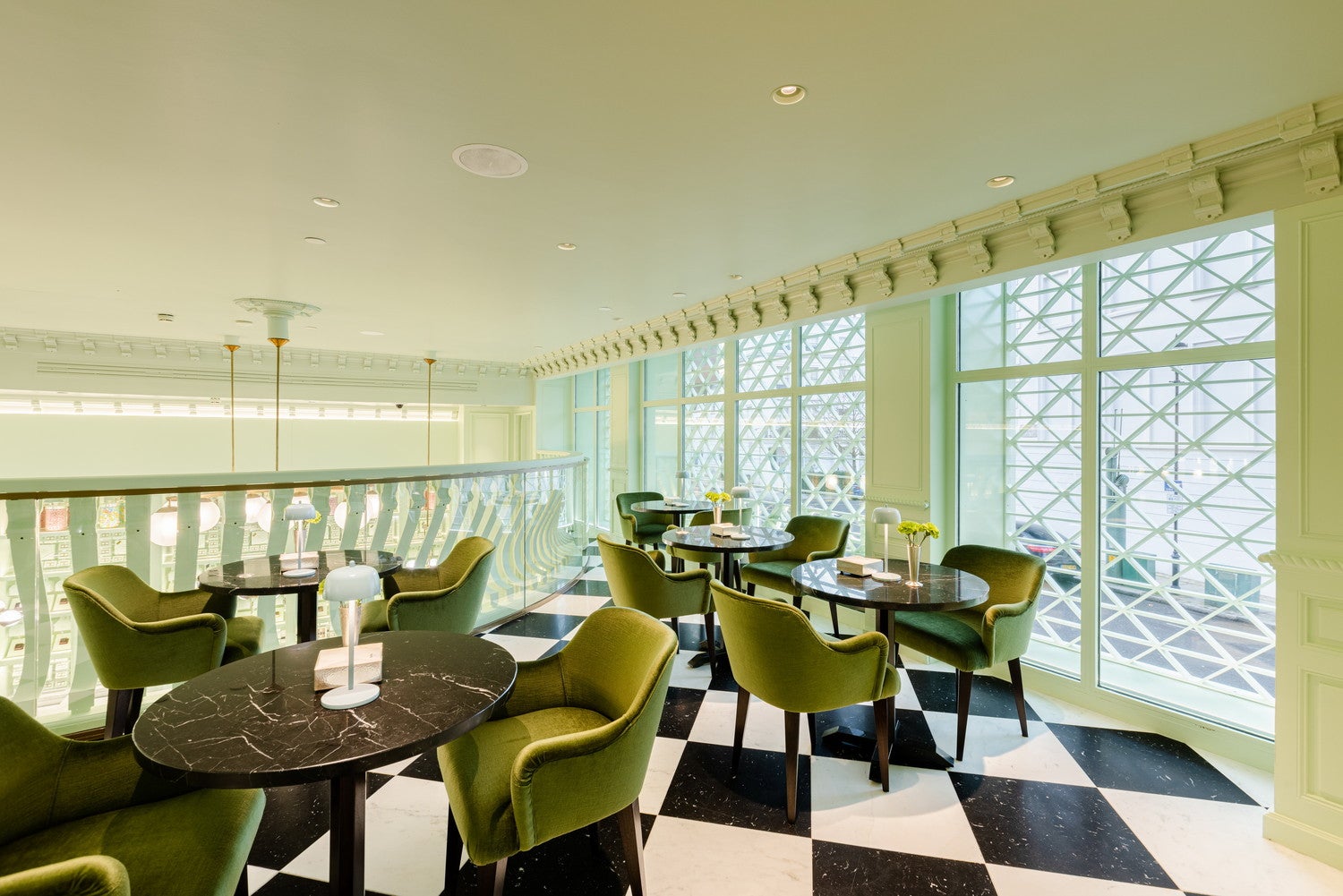 プラダ カフェ（C）StudioVF17 （C）PRADA