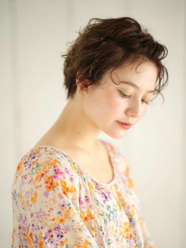 ベリーショート 強めパーマ集 外国人風なシルエットで魅せるおすすめ大人ヘア モデルプレス