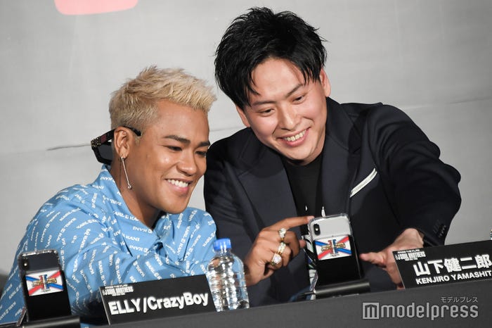 仲良く画面を覗き込む“エリケン”ことELLY&山下健二郎 (C)モデルプレス