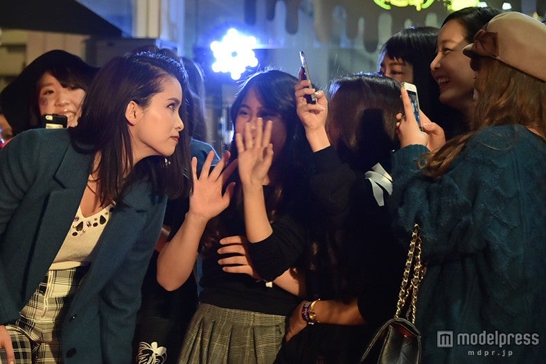 尾崎紗代子（左）