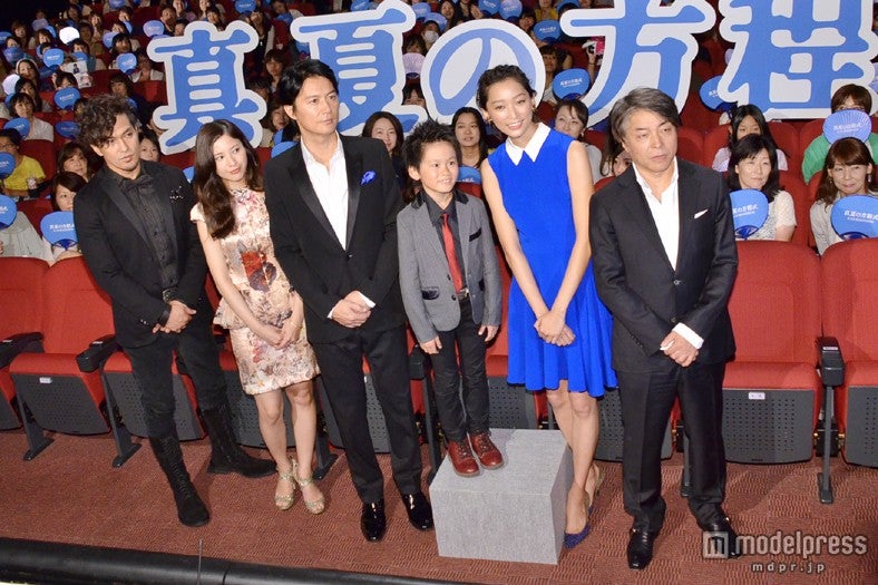 （左より）北村一輝、吉高由里子、福山雅治、山崎光、杏、西谷弘監督