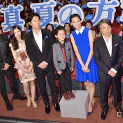 (左より)北村一輝、吉高由里子、福山雅治、山崎光、杏、西谷弘監督
