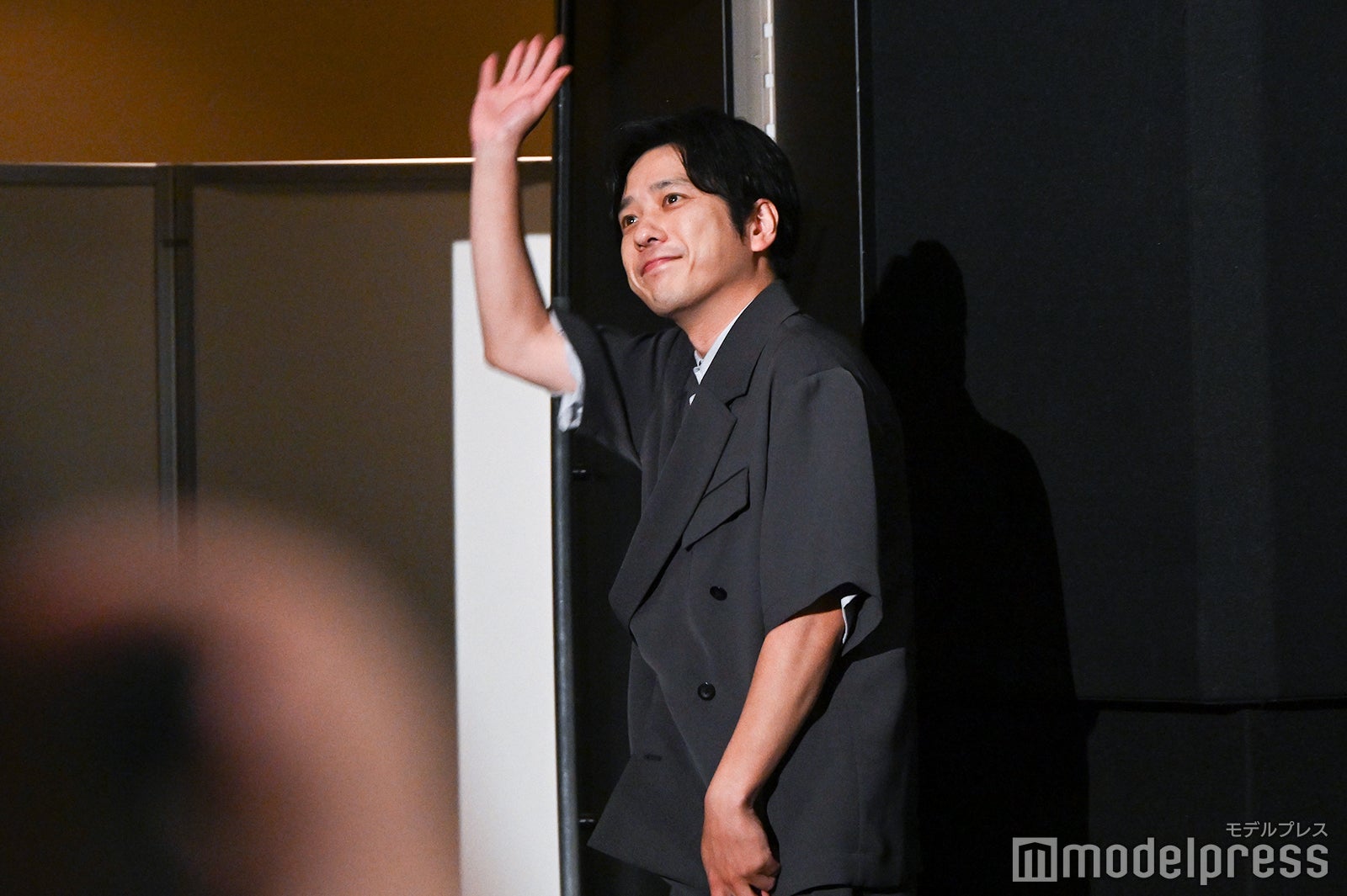 捌け際までファンサービスをする二宮和也（C）モデルプレス