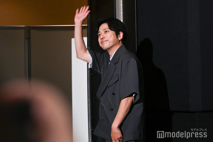 捌け際までファンサービスをする二宮和也(C)モデルプレス