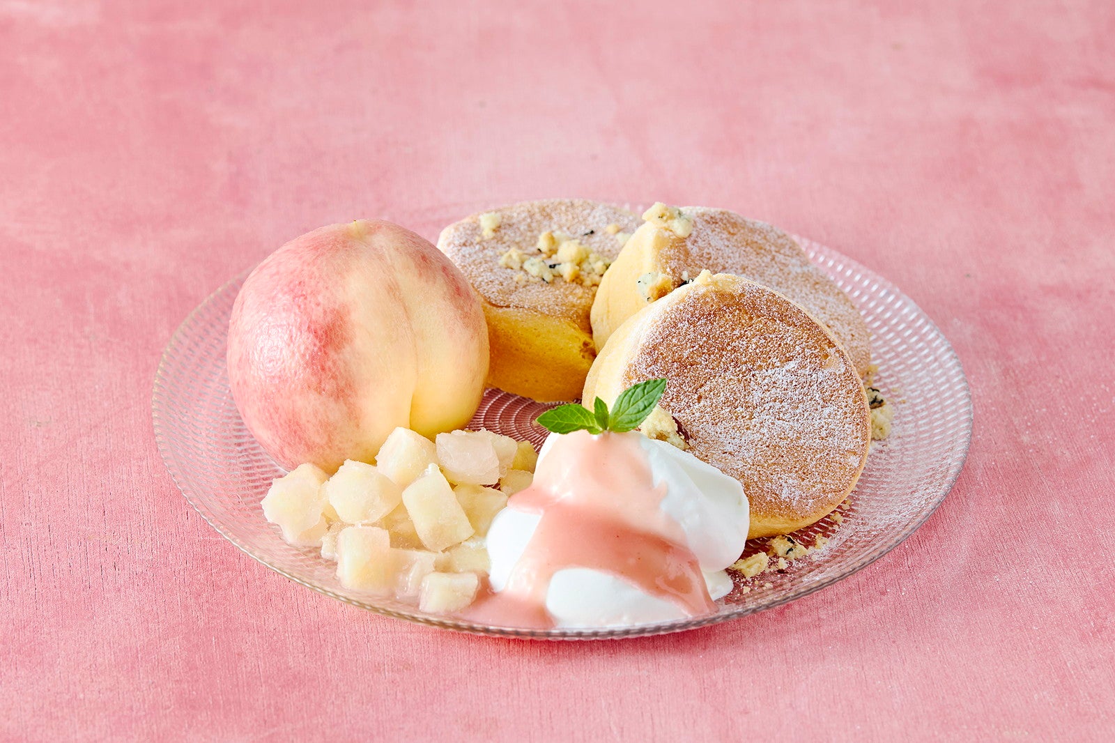 奇跡のパンケーキ まるごと白桃税込2,068円／提供画像