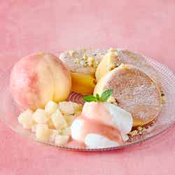 奇跡のパンケーキ まるごと白桃税込2,068円/提供画像