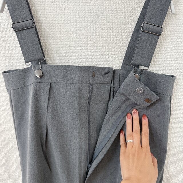 GU　タックサロペットパンツQ　GRAY　前にはフックとファスナー付き