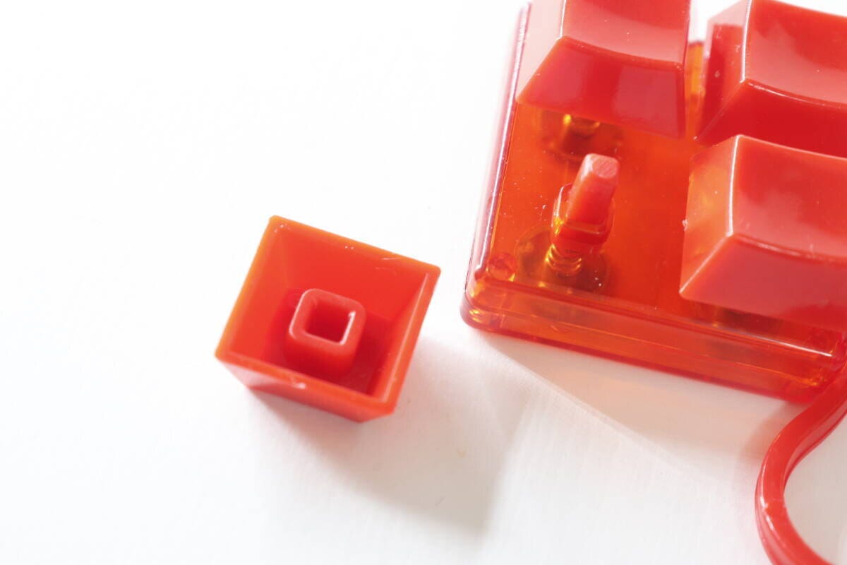 カラーブロックキーホルダーの赤いキャップが一つ外れている状態 カラーブロックキーホルダーの赤いキャップが一つ外れている状態
