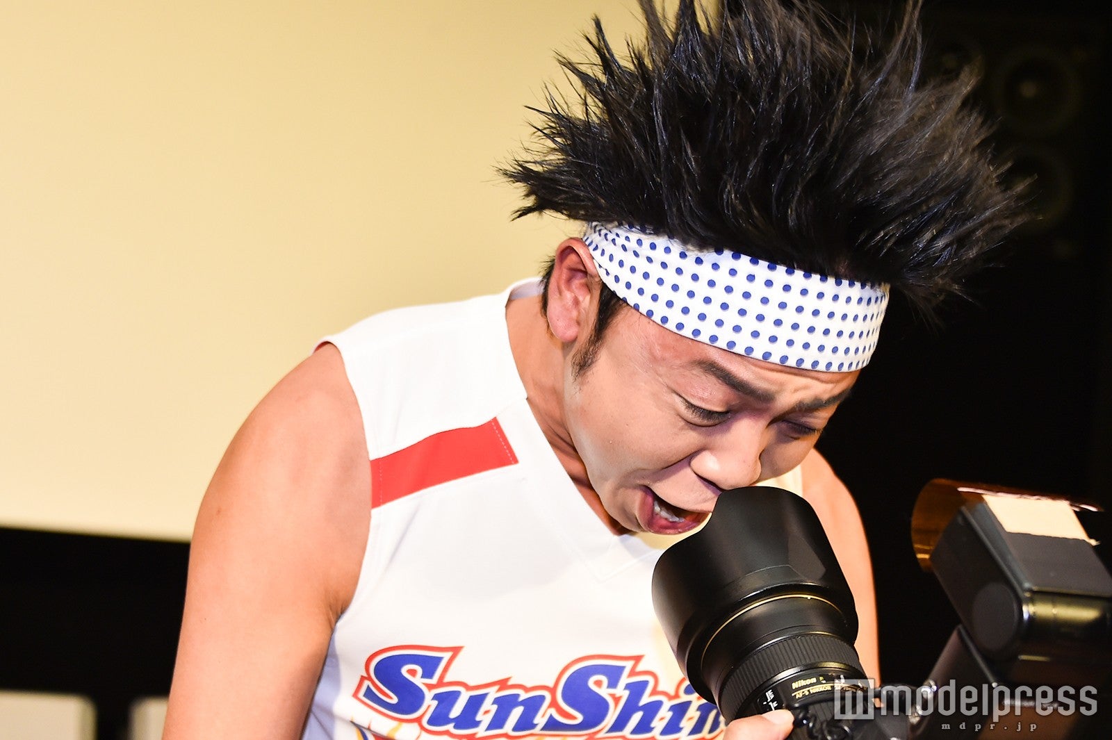 カメラマンに接近 （C）モデルプレス