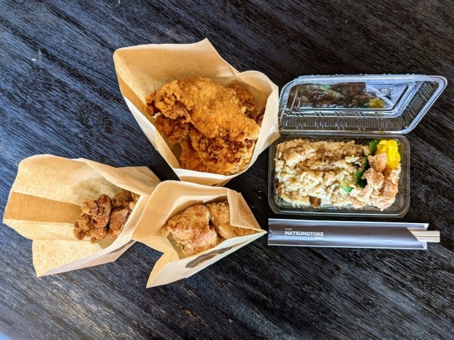 袋に入ったからあげと、かしわ飯