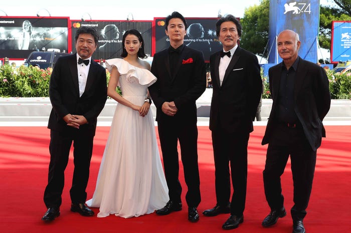 是枝裕和監督、広瀬すず、福山雅治、役所広司、ルドヴィコ・エイナウディ氏/レッドカーペットにて(提供写真) (提供写真)