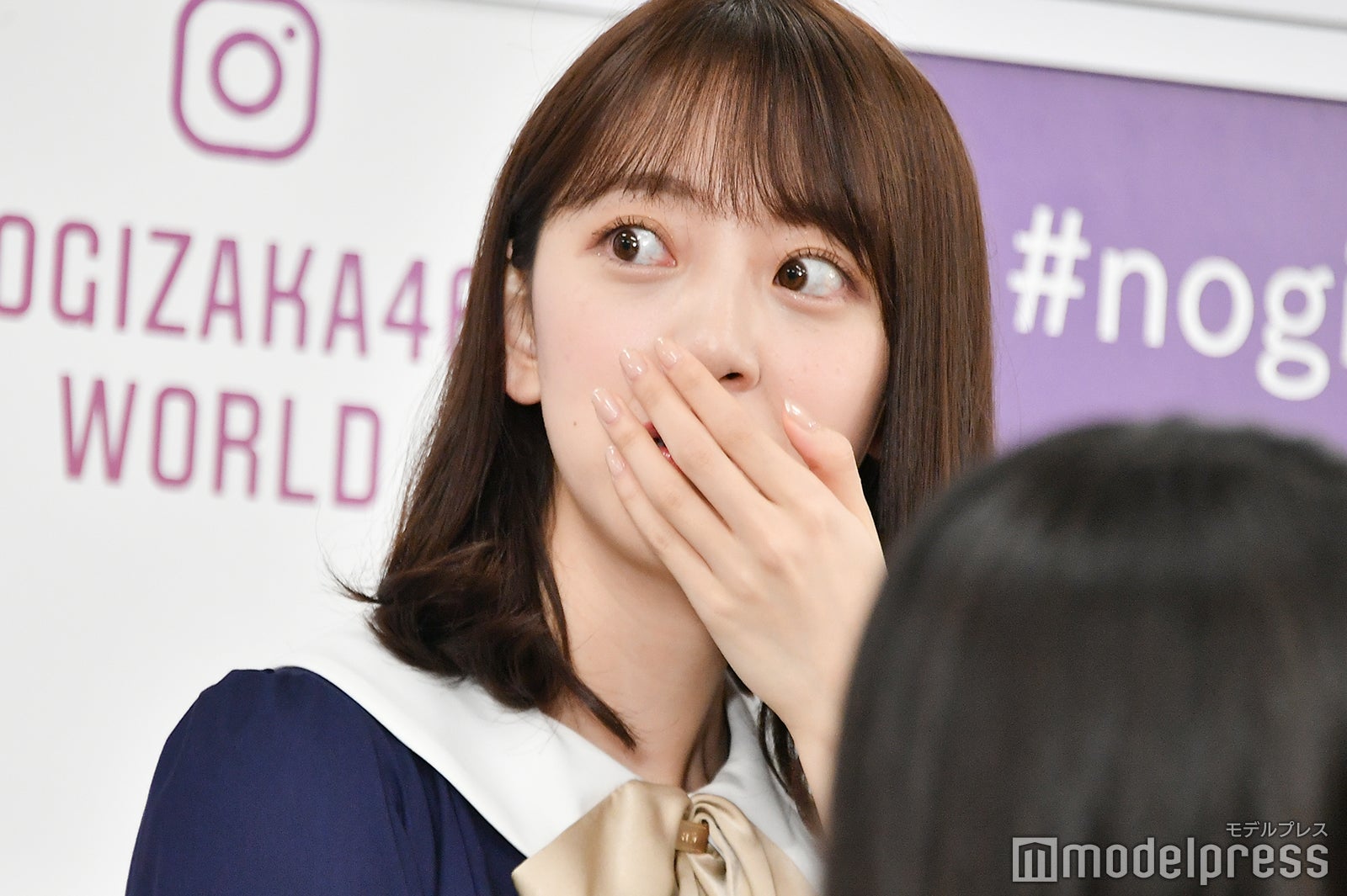 突然看板が落ちてきて驚く堀未央奈 （C）モデルプレス