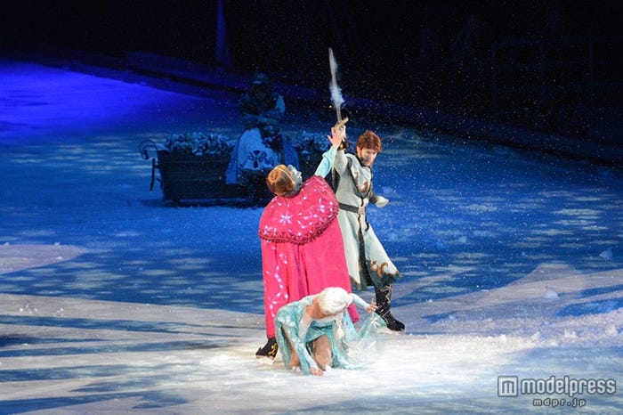 「アナと雪の女王」名シーンを再現(C)Disney