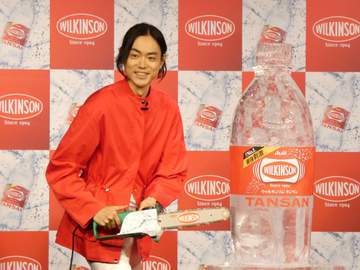 菅田将暉 チェーンソーで巨大氷削り体験「なんか、B級ホラーみたい」と笑顔