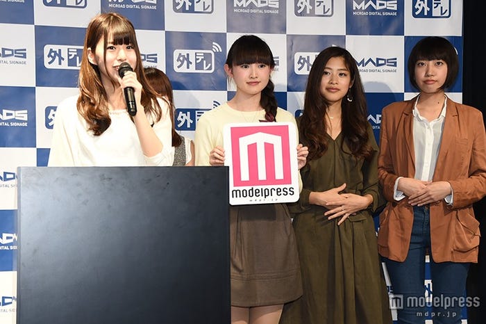 会場に登場したRe:ガールズ