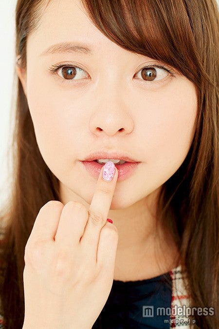ポンポンとたたき込んで後、グロスを重ねてピュアオーラ漂う唇に／モデル神尾美沙（画像提供：「Ray」5月号、主婦の友社）
