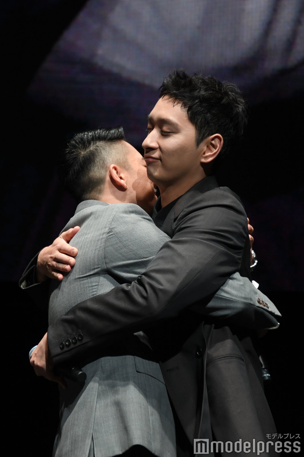 三山凌輝＆チャンソン1度目の熱いハグ（C）モデルプレス