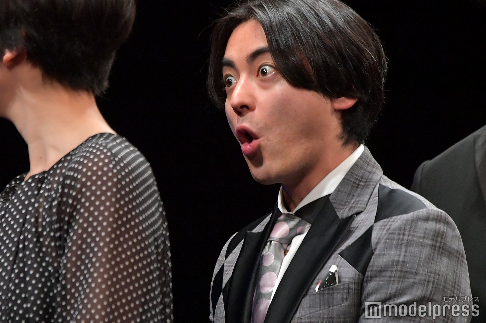 平井堅のサプライズ登場に目を丸くする山田孝之 （C）モデルプレス