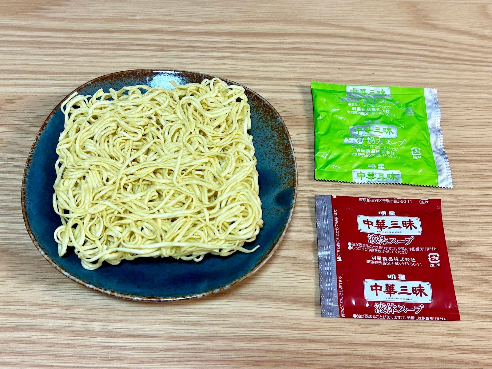 袋の中には、ノンフライ麺、粉末スープ、液体スープが入っています   