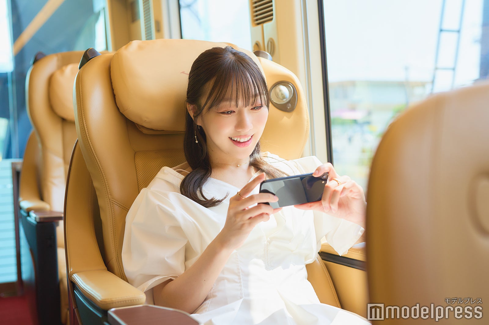 広いシートでのんびり動画鑑賞も（C）モデルプレス