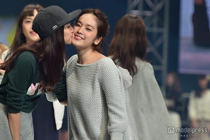 キスを披露(左から)新川優愛、筧美和子