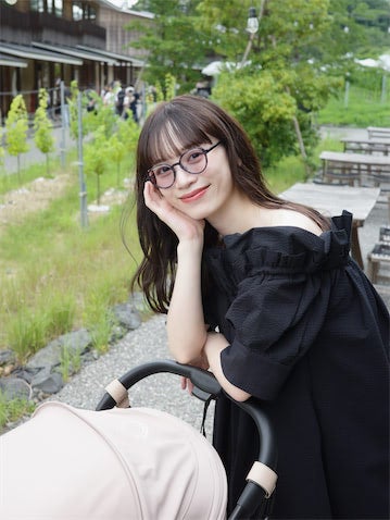 上田綺世の妻・由布菜月、黒のオフショルワンピ姿で三重を満喫「何しても可愛くすてき」